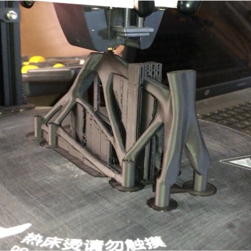 Delta 3D-printer die een generatief ontworpen motor mount uitprint.