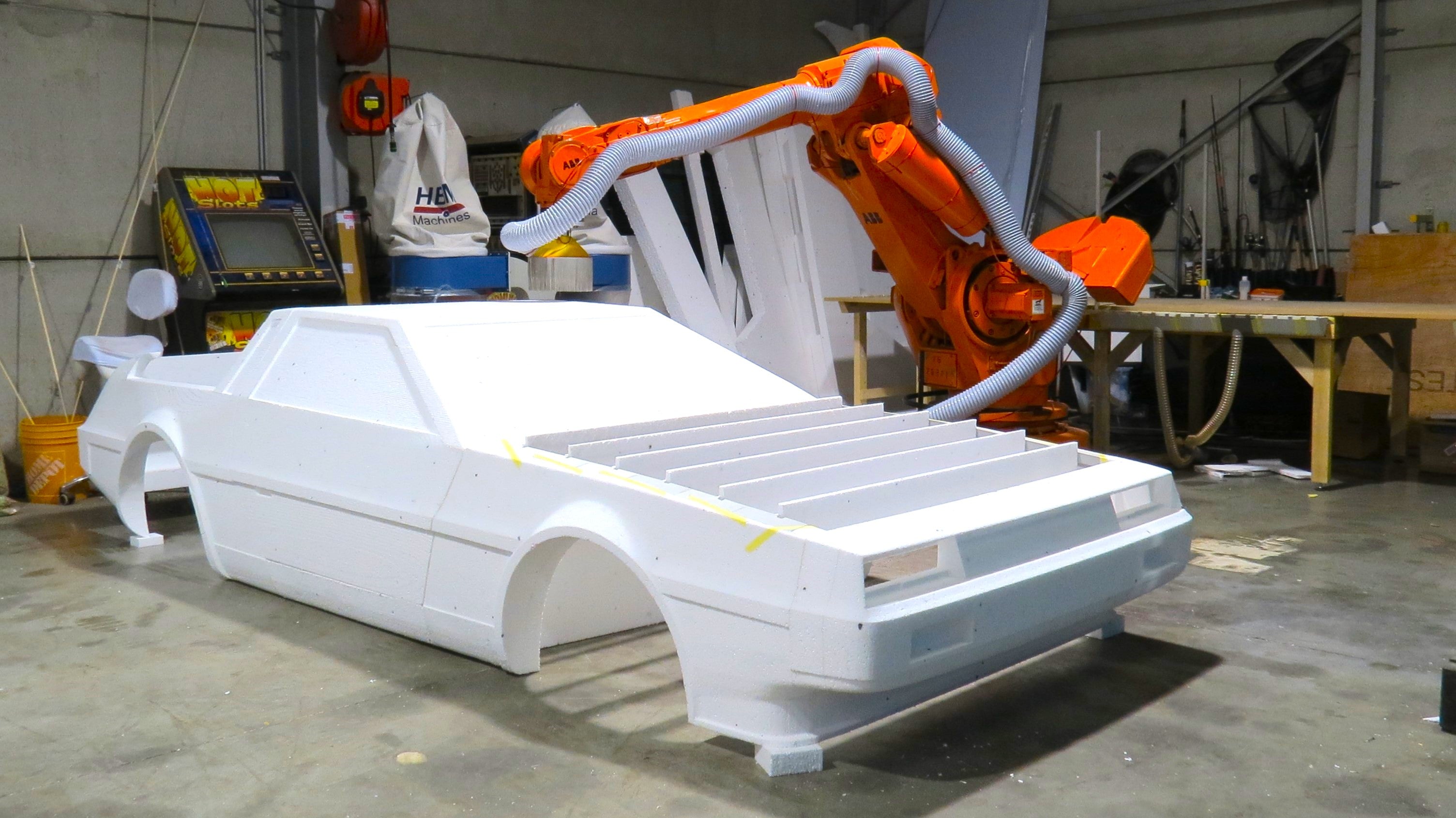 Vliegende Delorean gemaakt uit EPS, CNC-gefreesd met onze ABB IRB6400 industriële robot.