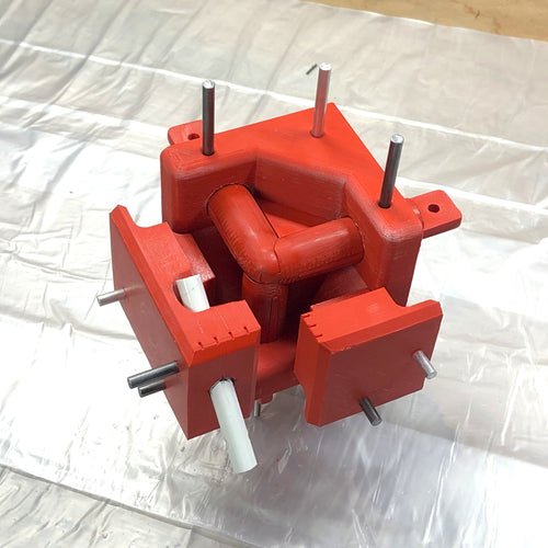 3D-geprinte mal voor forged carbon fiber hoekverbindingen.