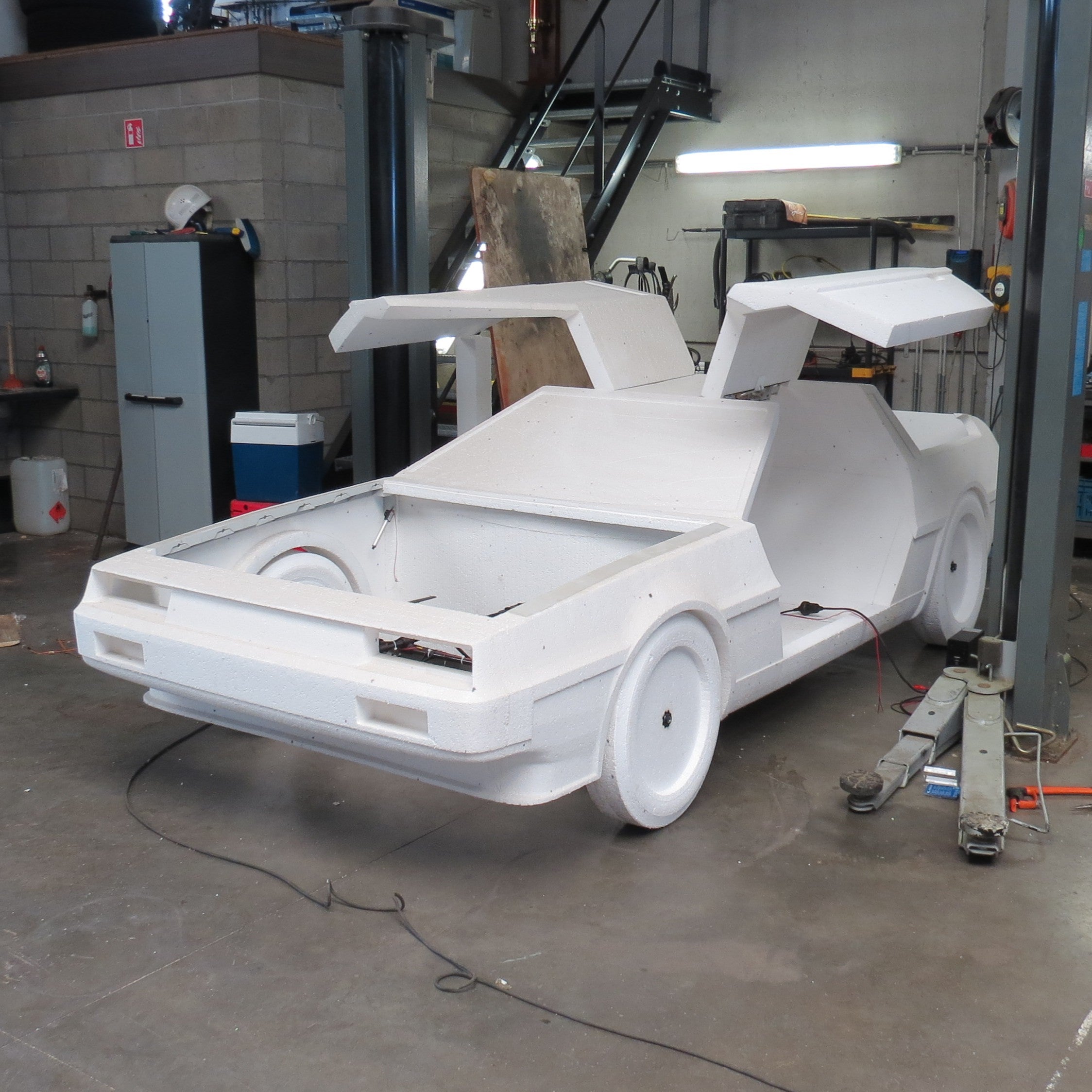 Een vliegende Delorean op ware grootte, CNC uitgefreesd uit EPS foam door een ABB IRB6400 industriële robot arm.