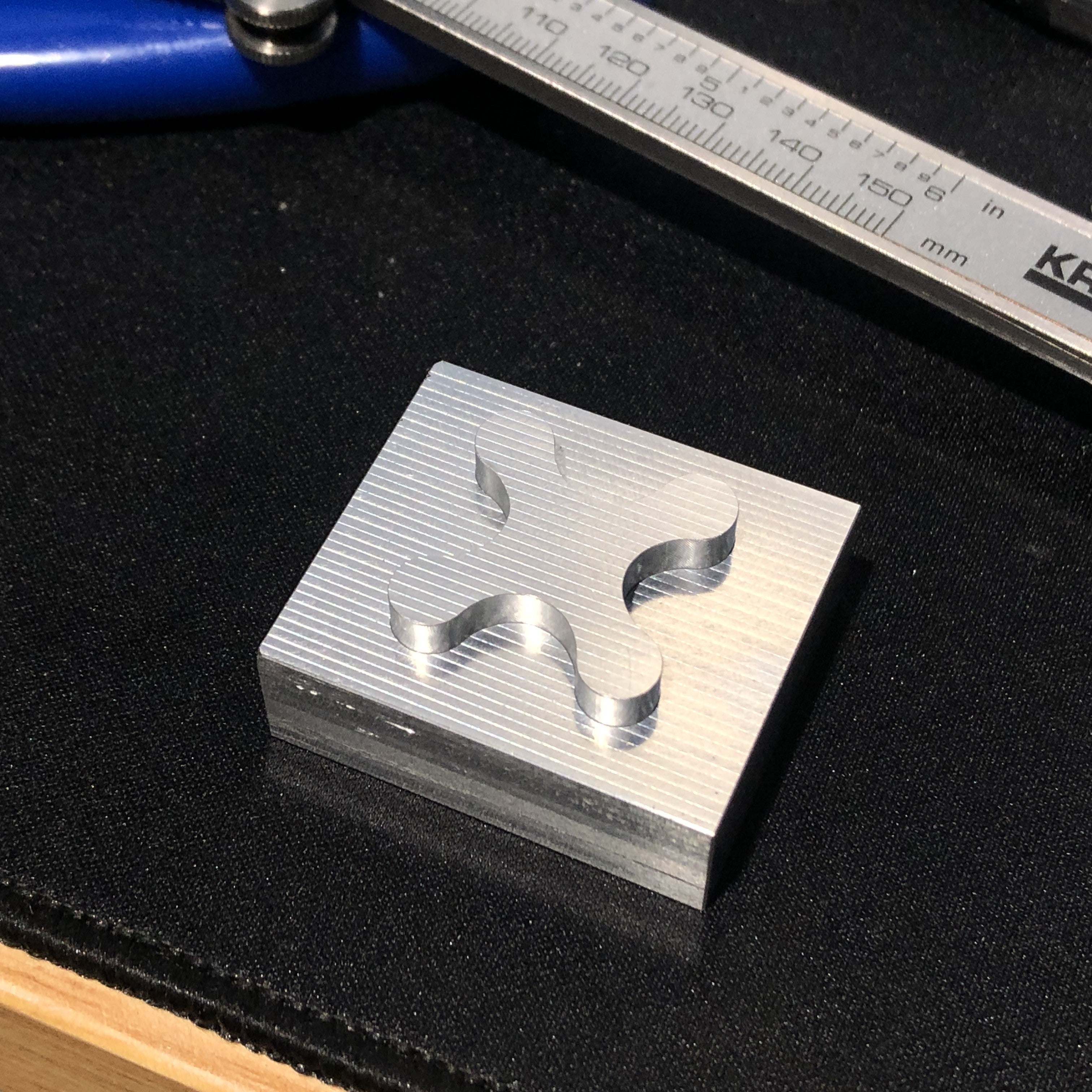 Tolerantie test, uitgefreesd uit Aluminium met een professionele CNC-freesmachine.
