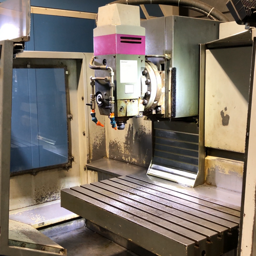 Professionele CNC-freesmachine met 16-voudig toolmagazijn en een spindel met een vermogen van meer dan 5 kW.